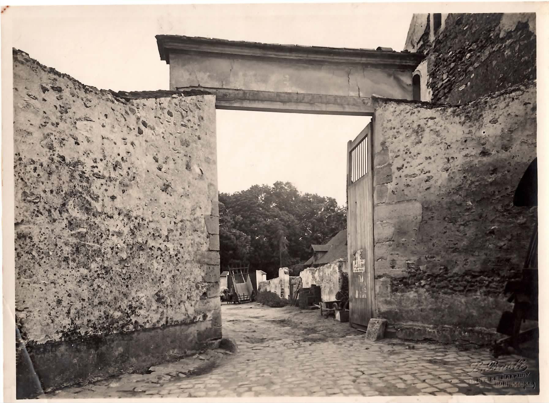 L'entrée sur l'actuelle rue de la Ferme.