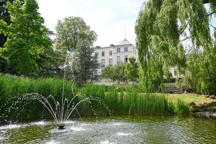 Hôtel de Ville vu des jardins de la mairie