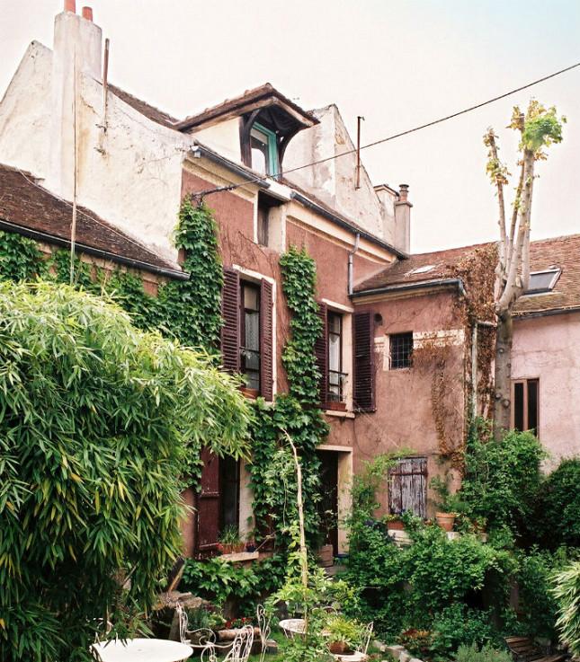 Propriété privée, accès par la place de la Mairie