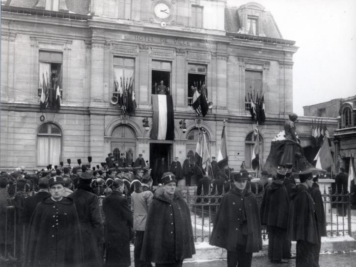 Le général de Gaulle à la fenêtre de l’Hôtel-de-Ville de Sceaux, 27 janvier 1945