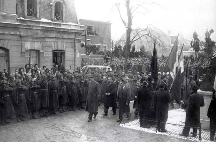 Le général De-Gaulle dans la cour de l'Hôtel de Ville de Sceaux le 27 janvier 1945.