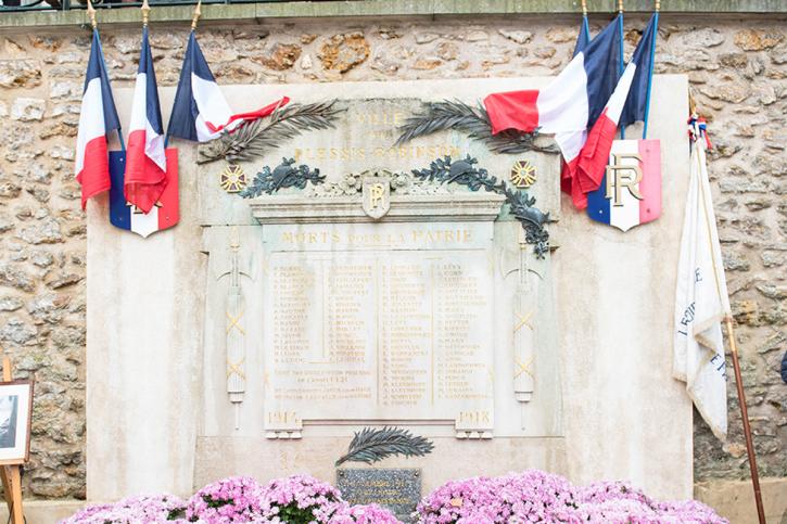 Le Monument aux Morts, place de la Mairie