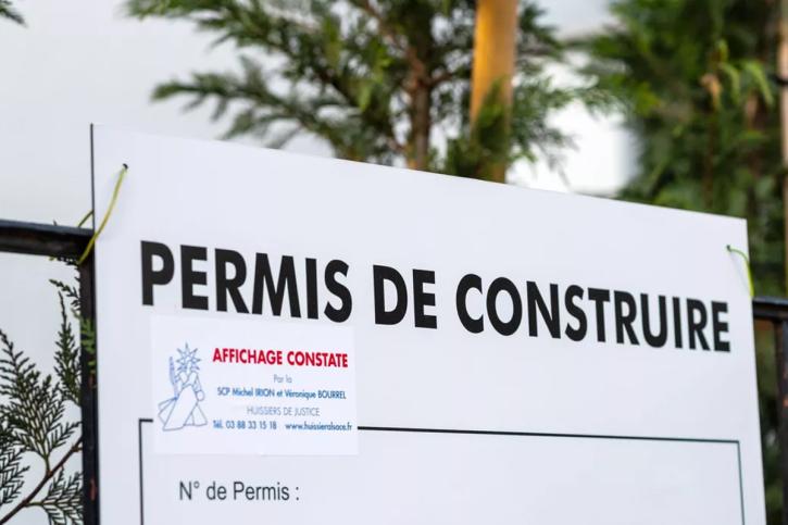 Le panneau de permis de construire doit être affiché et visible.