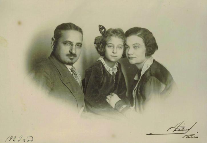 Simon Vratsian avec sa femme Yelena Shigaeva et sa fille Muza-Seda à Paris en 1929