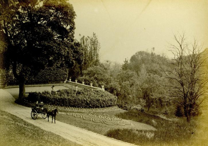 Photographie du parc de la famille Hachette, vers 1890. 