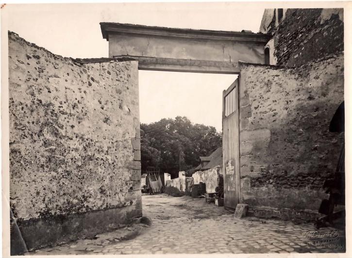 L'entrée sur l'actuelle rue de la Ferme.