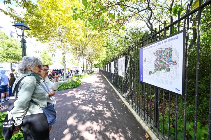 Une exposition « Architecture » sur les grilles du jardin.
