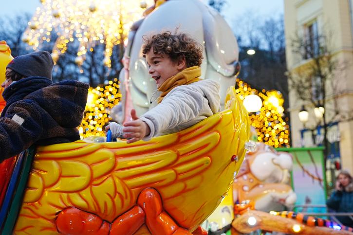 Des manèges gratuits pour les enfants.