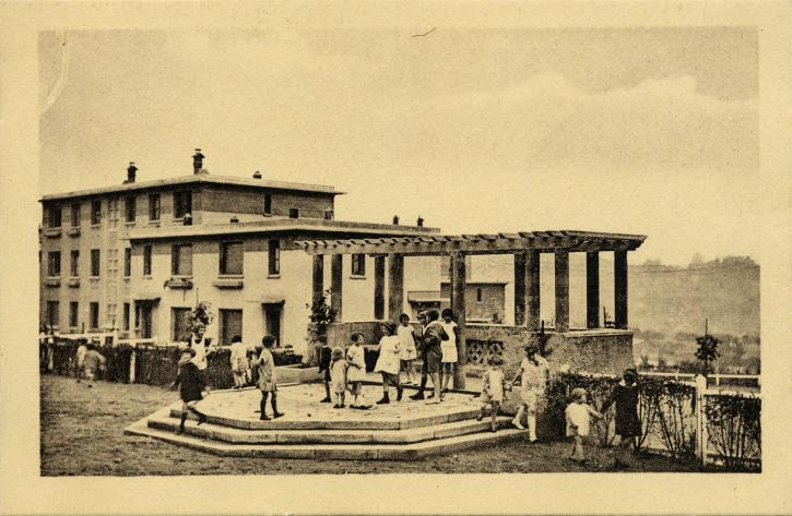 Le kiosque de la place vers 1930.