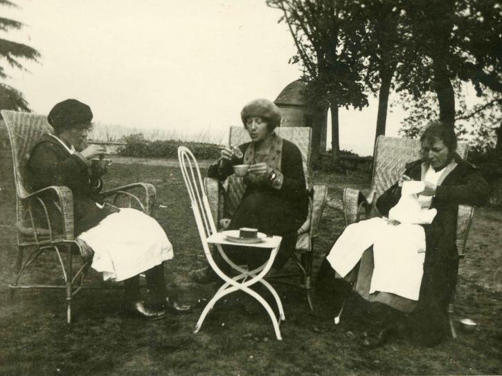 Les enseignantes prenant le thé sur la terrasse du parc Henri-Sellier, septembre 1921 (au fond l’échauguette aujourd’hui disparue).