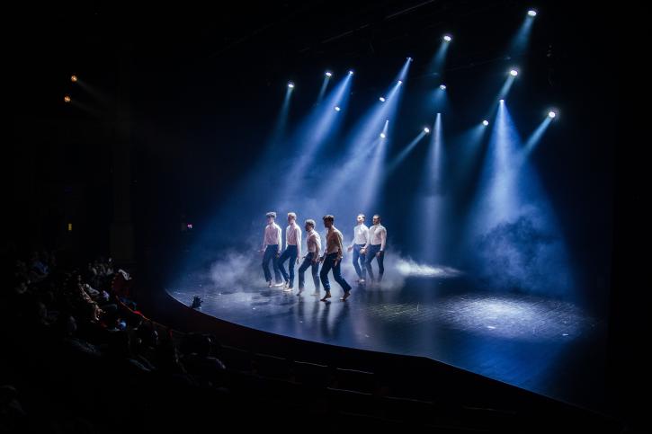 Les candidats sur la scène du Théâtre de l'Allegria.
