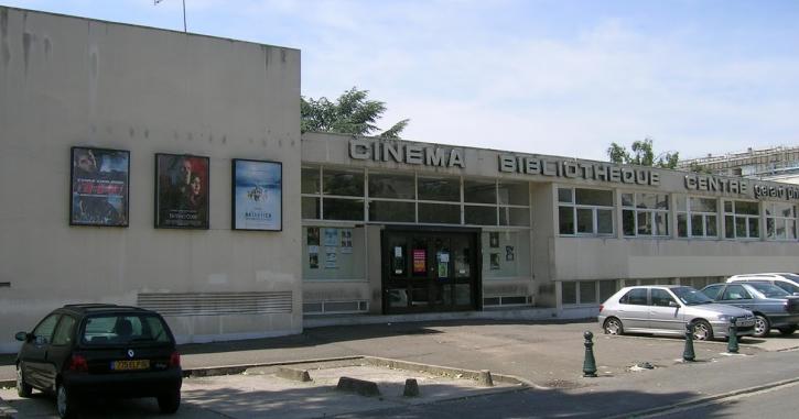 Le Centre Gérard-Philipe, avec sa bibliothèque, dans les années 2000.