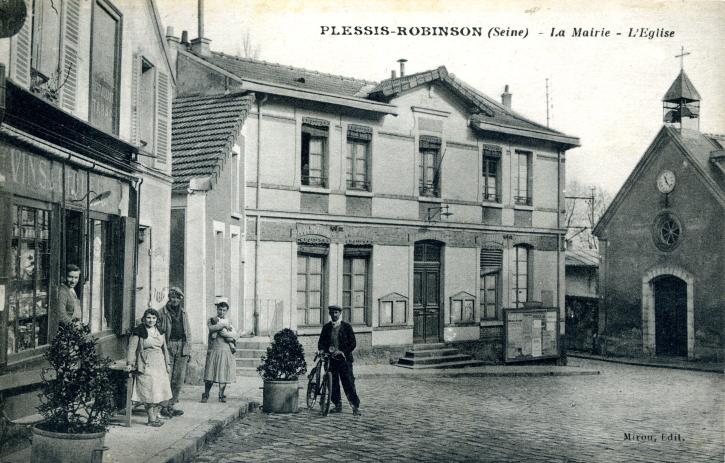 La mairie-école (actuel centre administratif municipal) accueille la première bibliothèque.